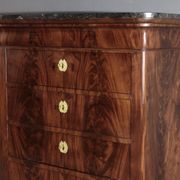 Chiffonnier en ronce d’acajou, époque Restauration – Début XIXe