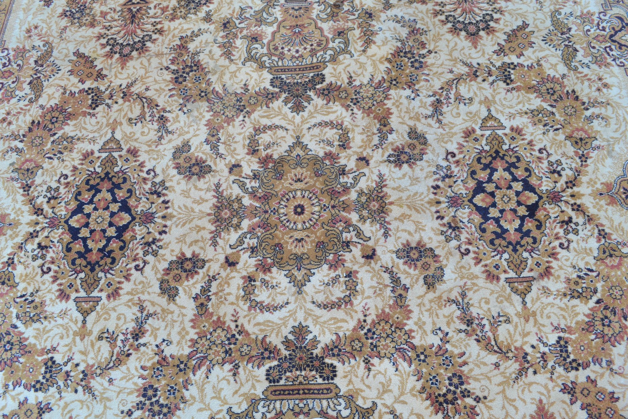 Old carpet 250x320cm
