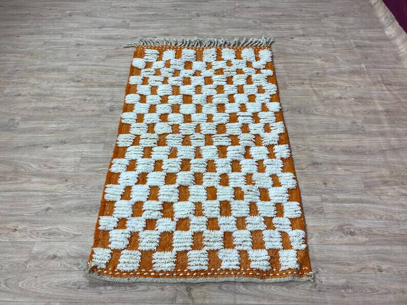 Ecru Moroccan rug with geometric patterns 250cm x 150cm