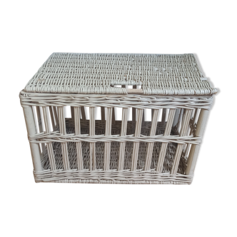 White wicker trunk