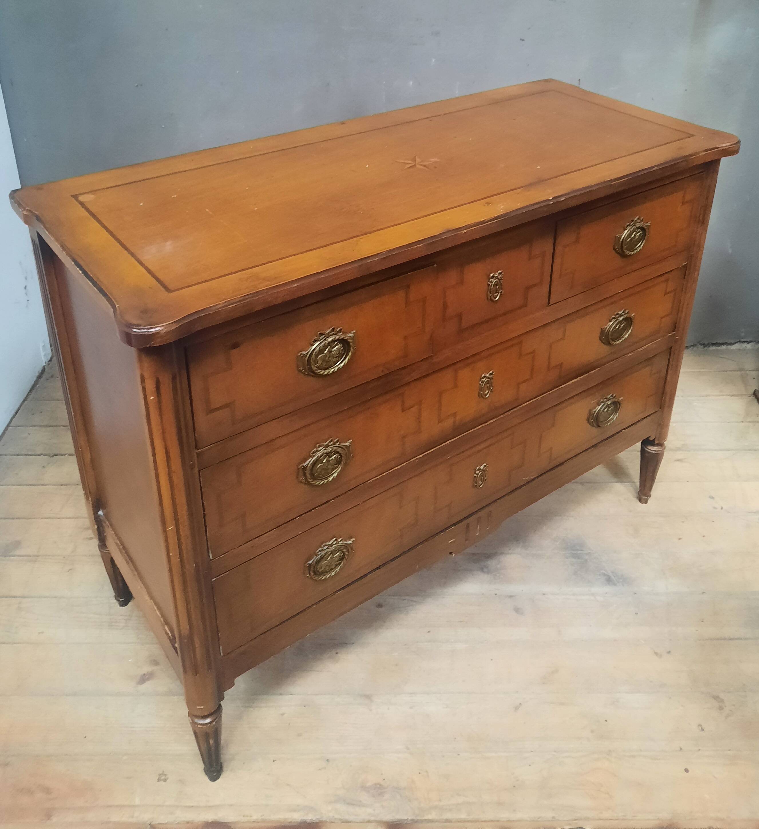 Commode de style Louis XVI à trois tirroirs