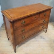 Commode de style Louis XVI à trois tirroirs