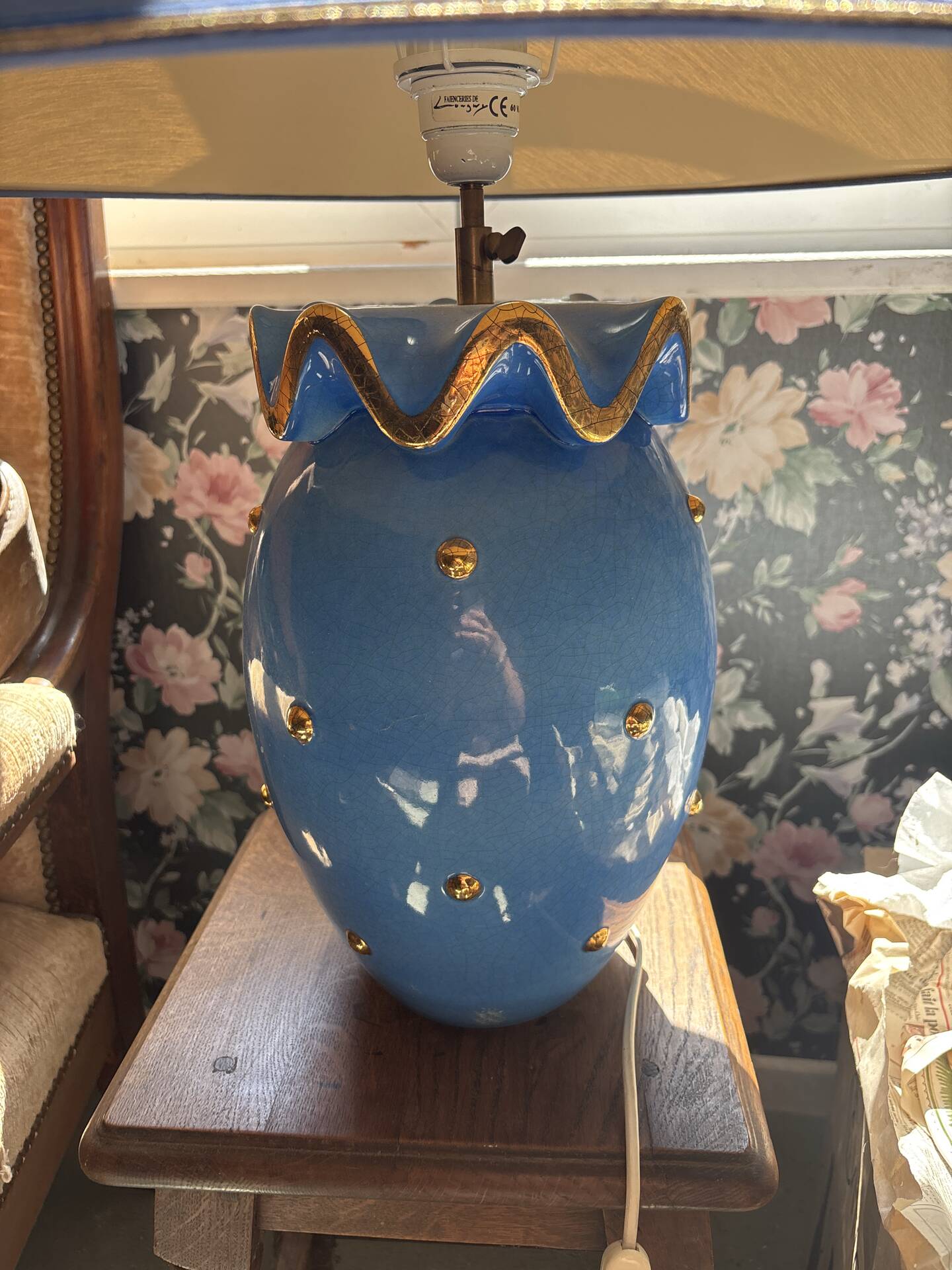 Grande lampe de table en faïence bleue et détails dorés