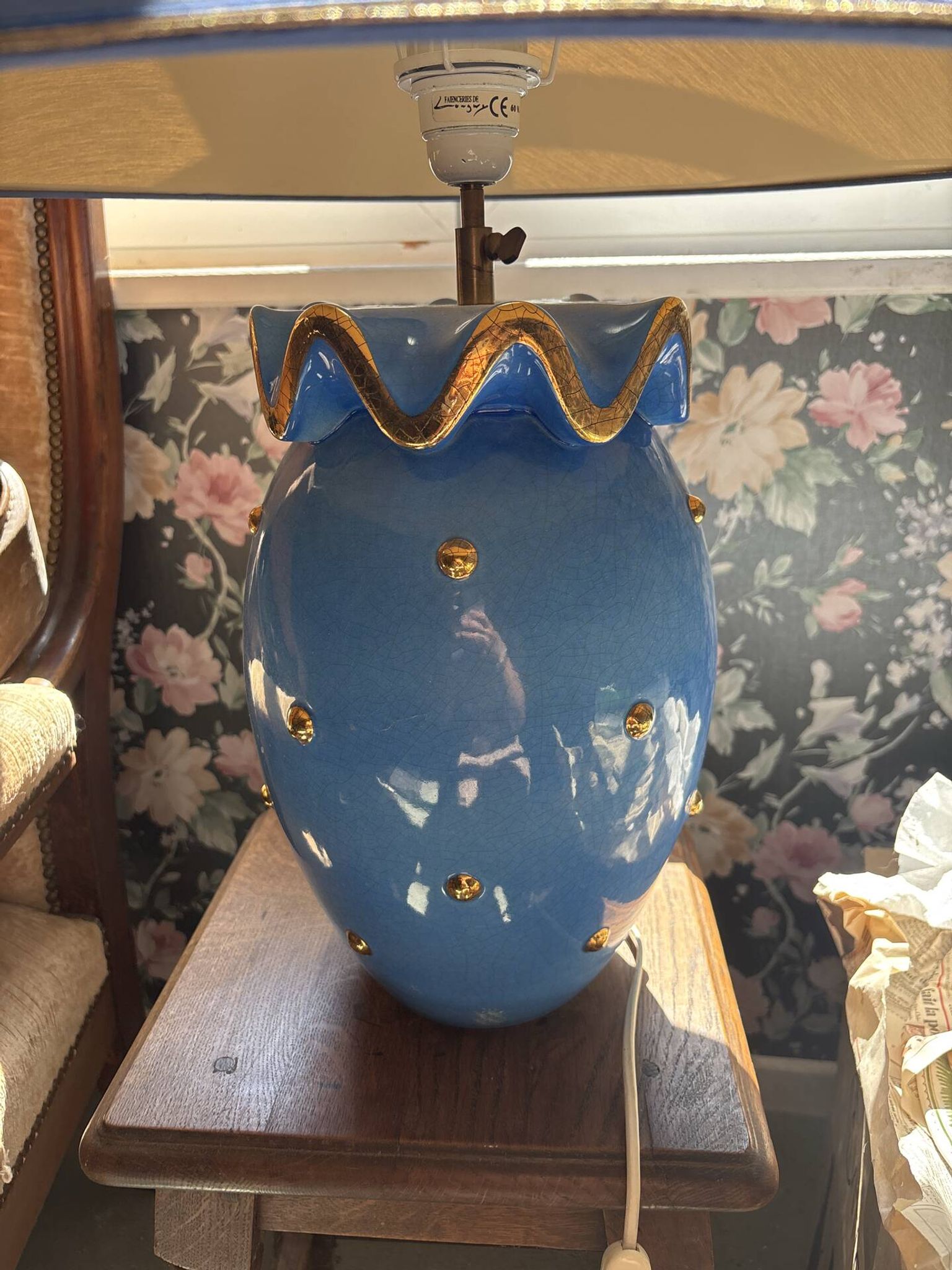 Large table lamp in blue ceramic with gold details.