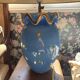 Grande lampe de table en faïence bleue et détails dorés