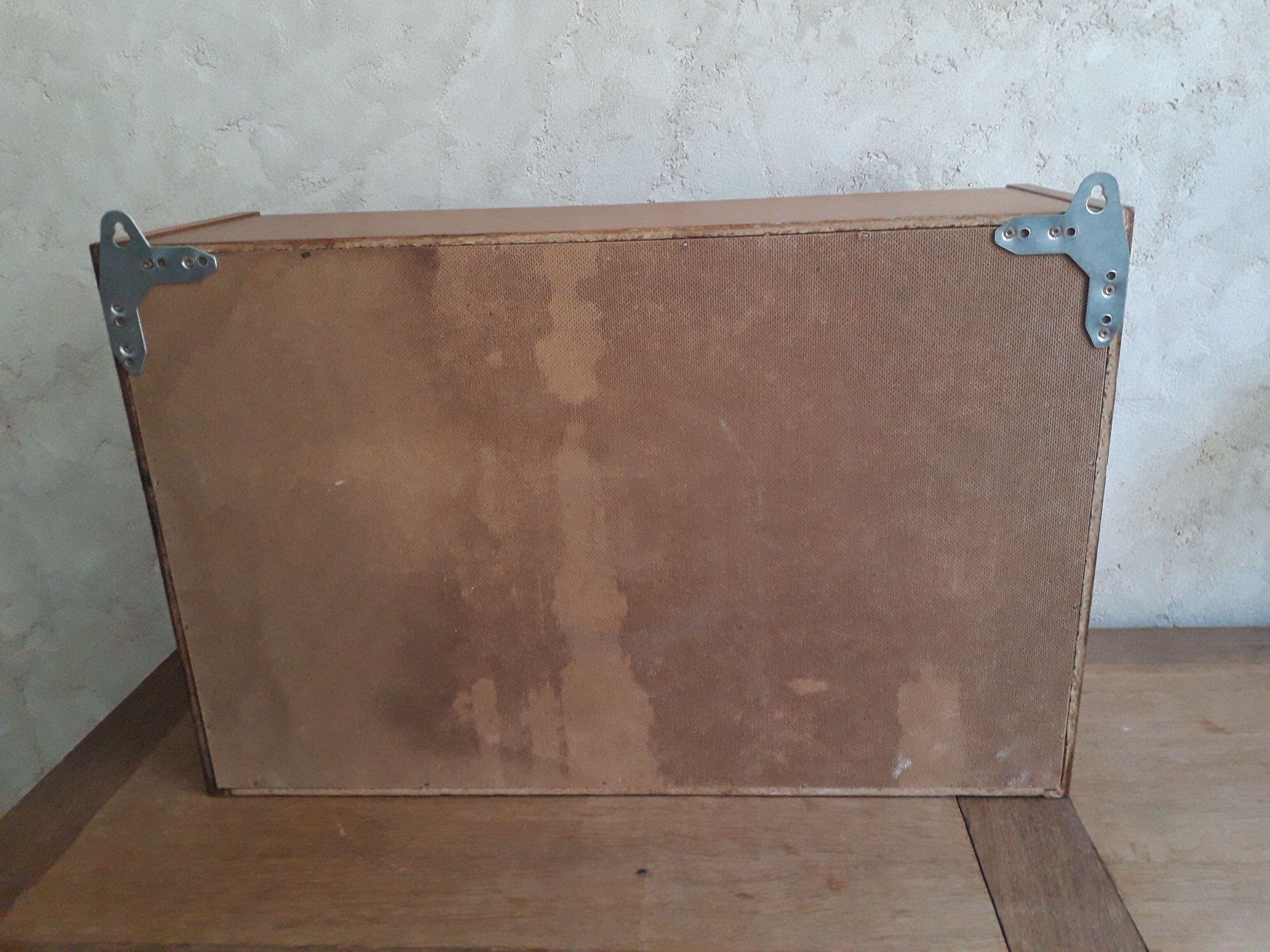 Wall display case in vintage oak veneer