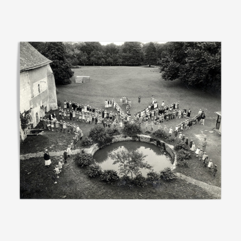 Photographie ancienne d'une chorégraphie d'enfants dessinant une étoile