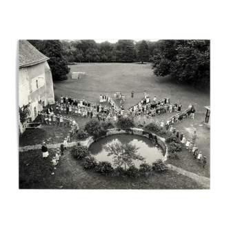 Ancient photograph of a choreography of children drawing a star