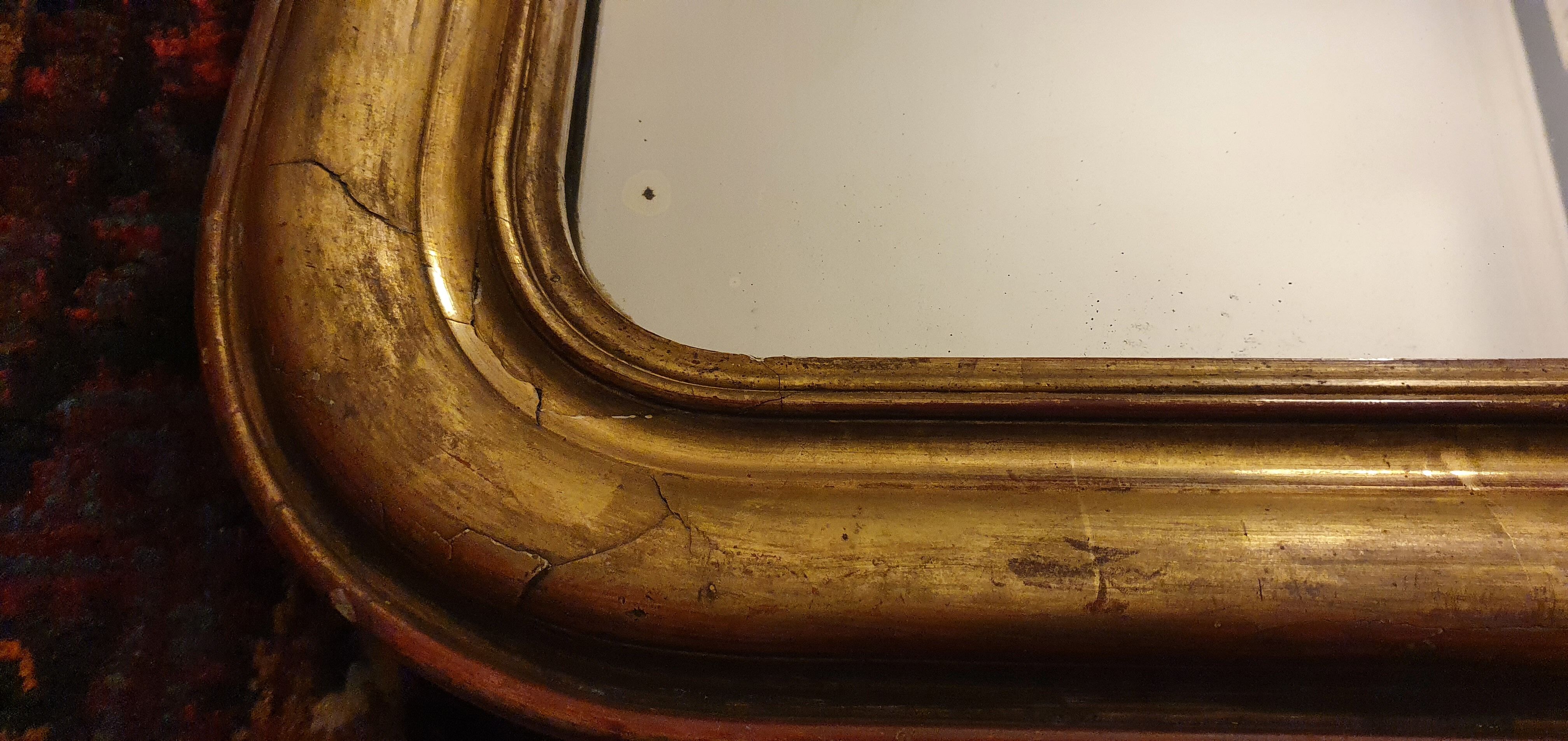 Large Louis Philippe mirror gilded with leaf. 137 x 99 cm.