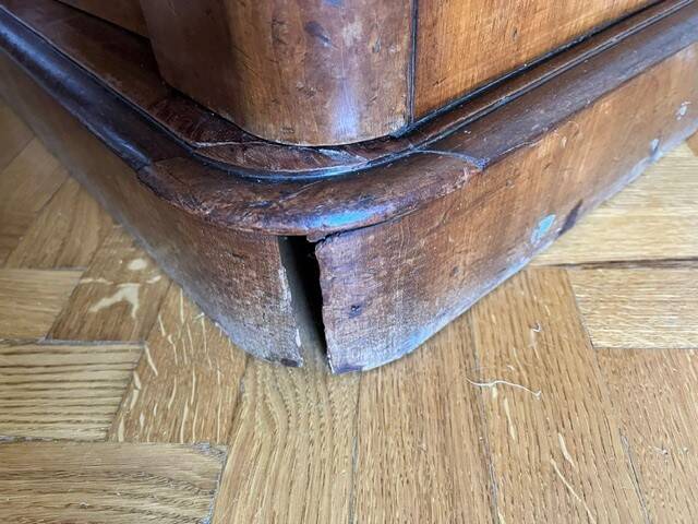 Mahogany enfilade and mahogany veneer in victorian style, in good condition.