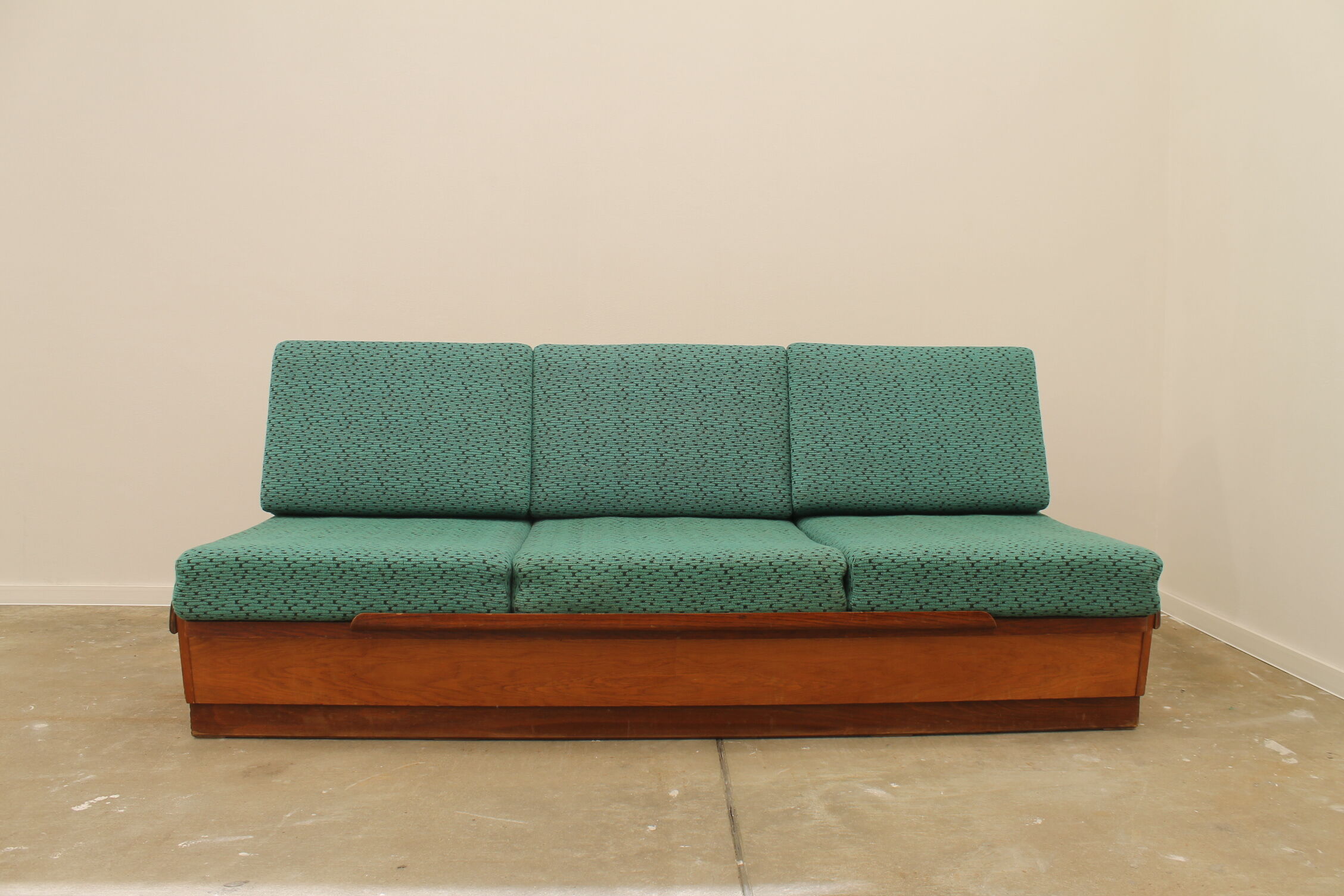 Mid century sofabed in walnut by jindrich halabala for up zavody, 1950´s