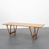 Table basse des années 50, noyer, pieds en V, restaurée