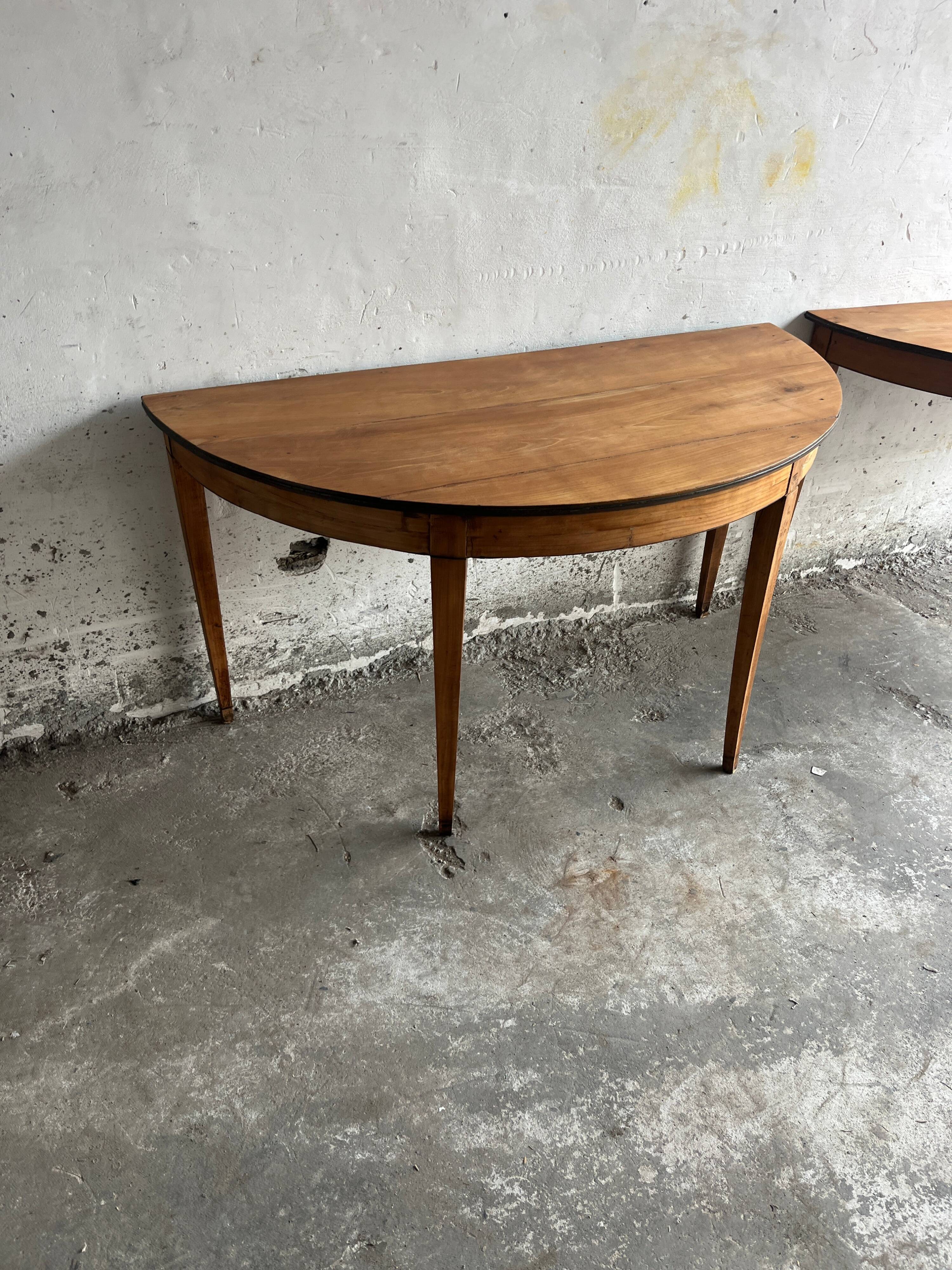 Paire de consoles demi-lune, XIXe siècle