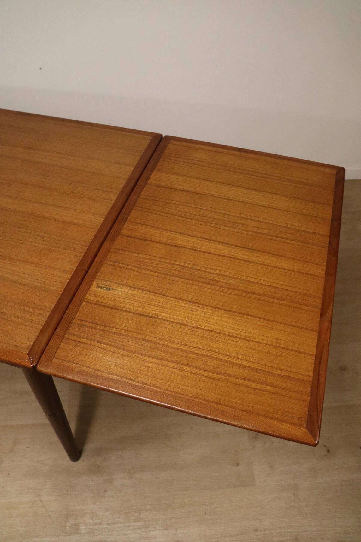 Danish Scandinavian extendable dining table in teak, 1960.