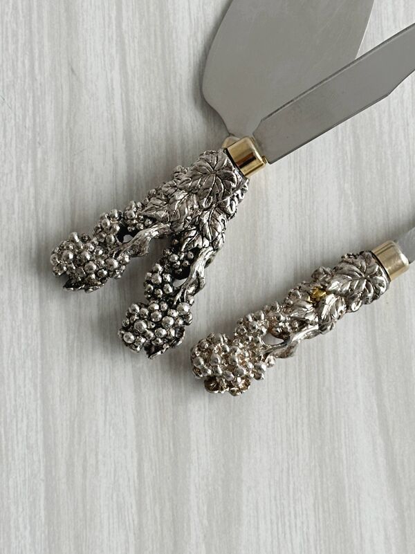 Couverts à fromage anciens en métal brillant