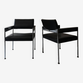 Paire de 2 fauteuils skai noir, bakélite et métal chromé, design 1970