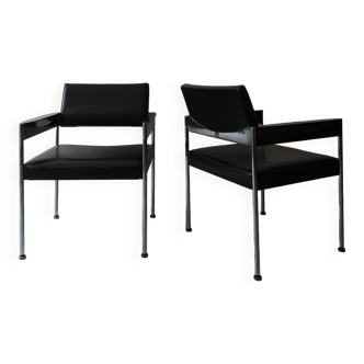 Paire de 2 fauteuils skai noir, bakélite et métal chromé, design 1970