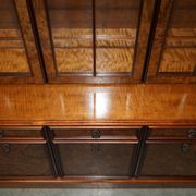 Buffet vintage en noyer burr avec vitres et éclairage, style Art Deco