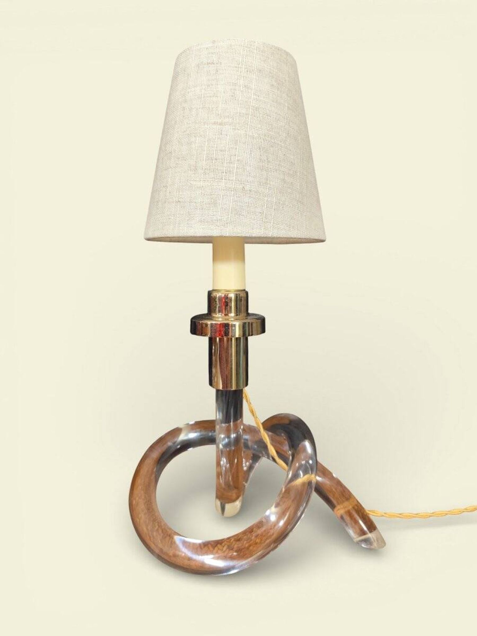 Pair of "Bretzel" lamps in lucite and brass, by Dorothy Thorpe (1901)
