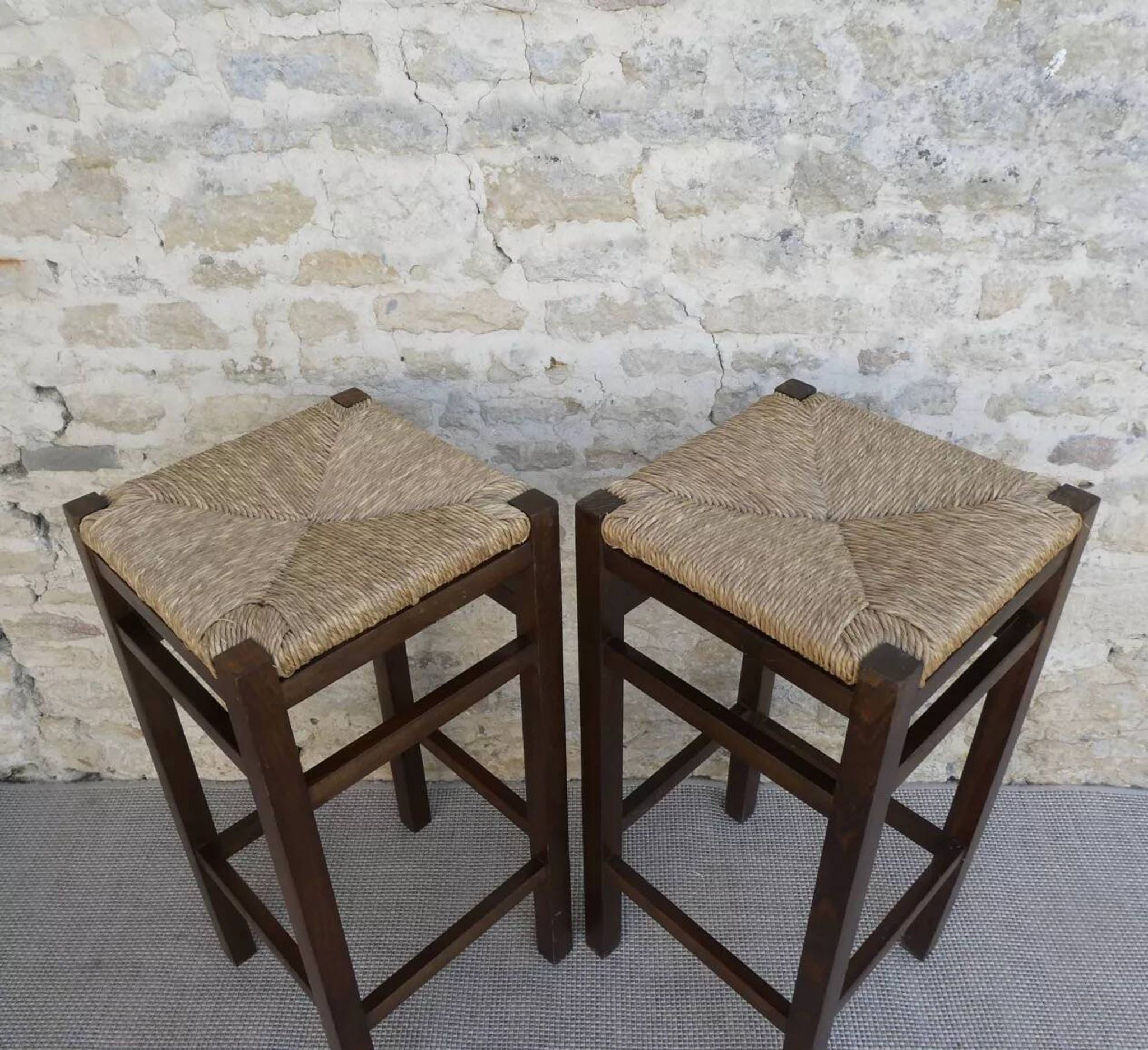 paire de tabourets de bar, en bois avec assise paillée