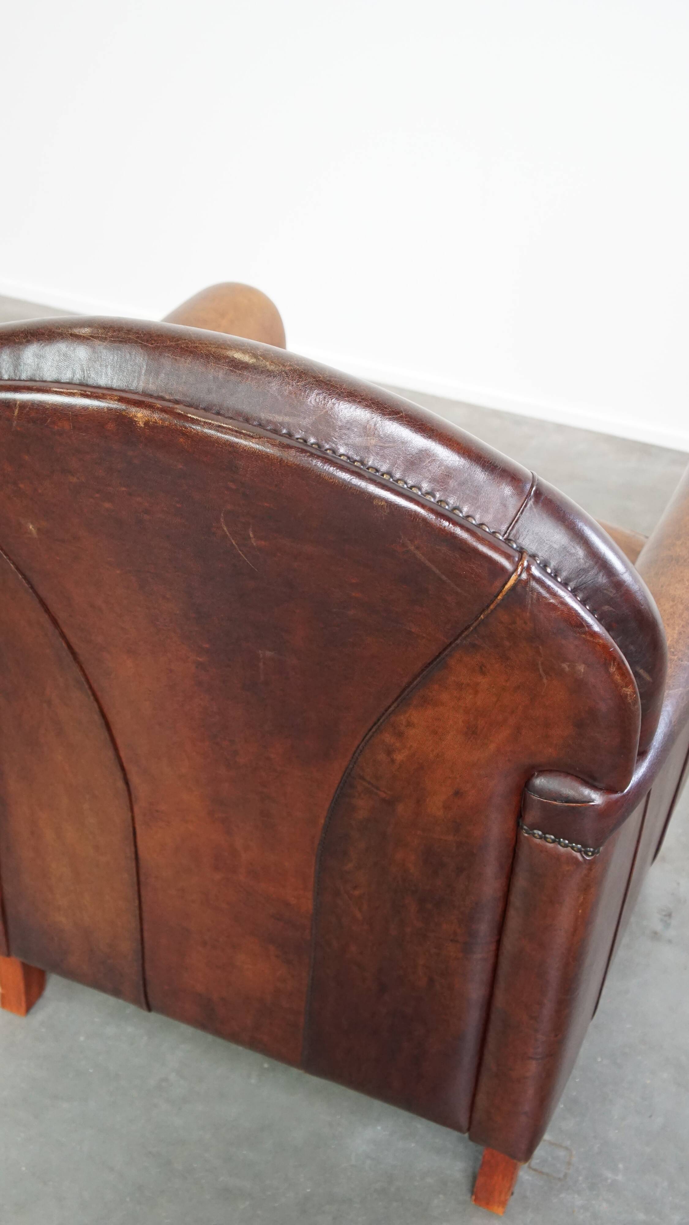 Fauteuil design en cuir de mouton aux finitions soignées et soignées