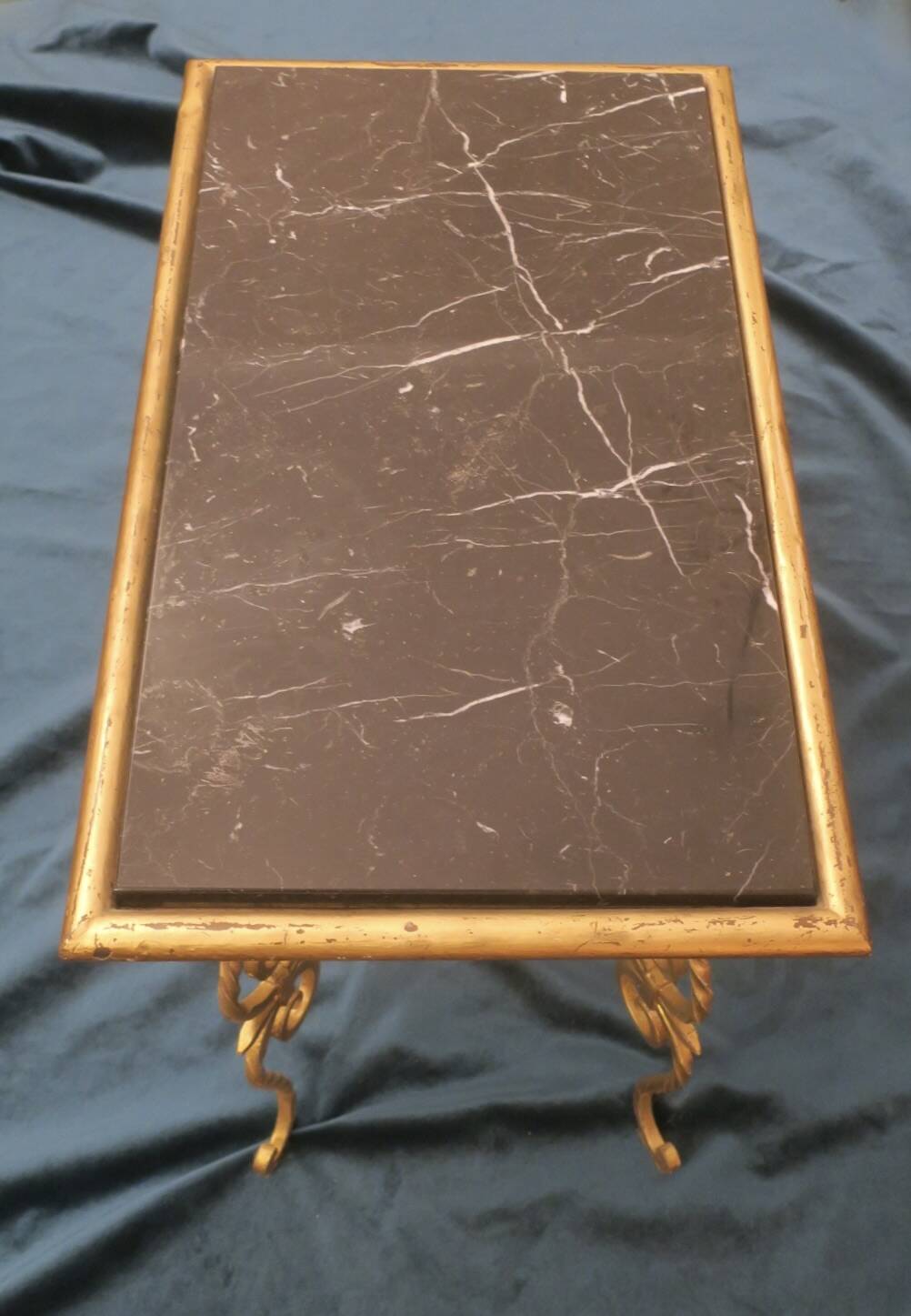 Table basse en fer forgé, plateau en marbre veiné, 1940-1950