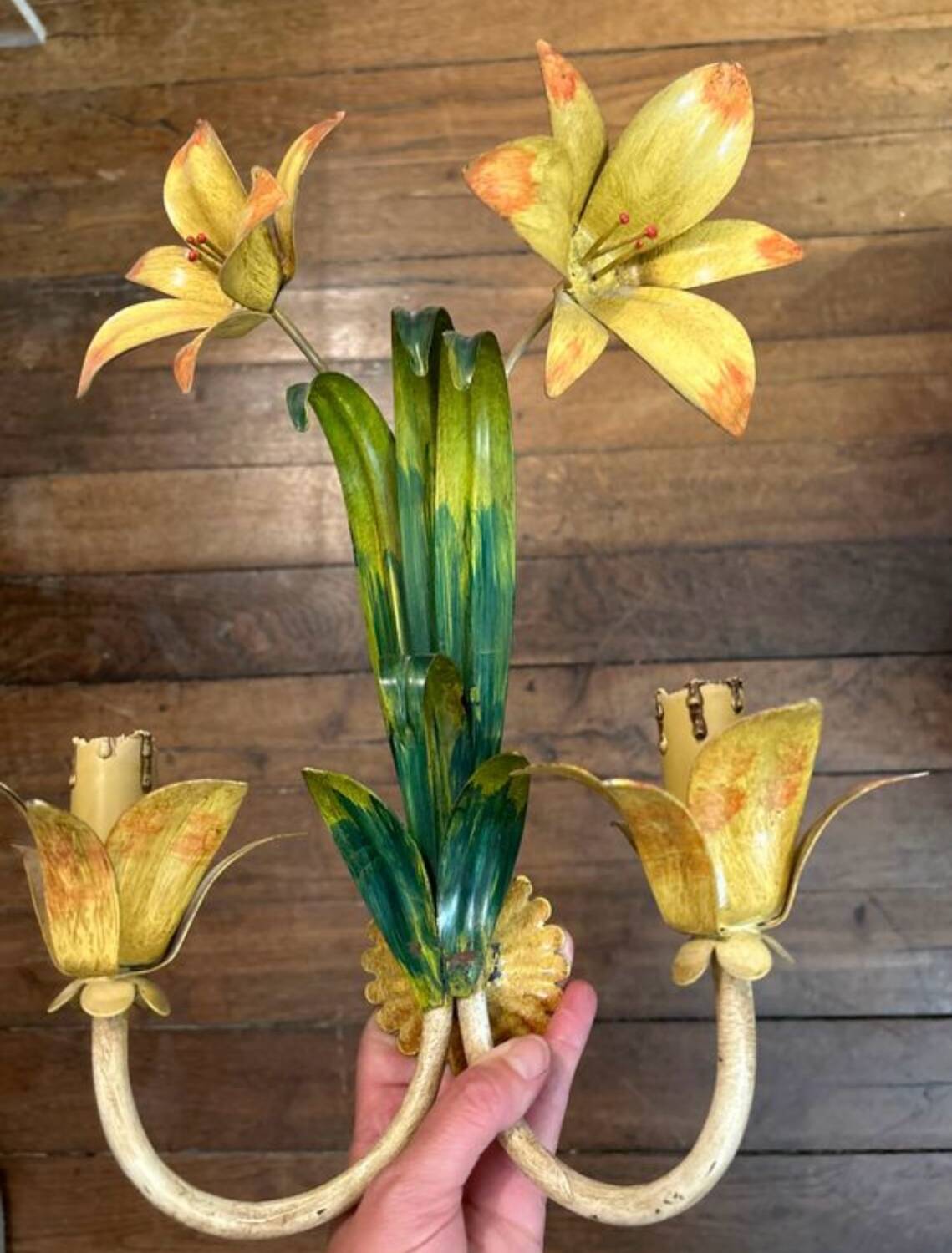 Metal wall light with lilies