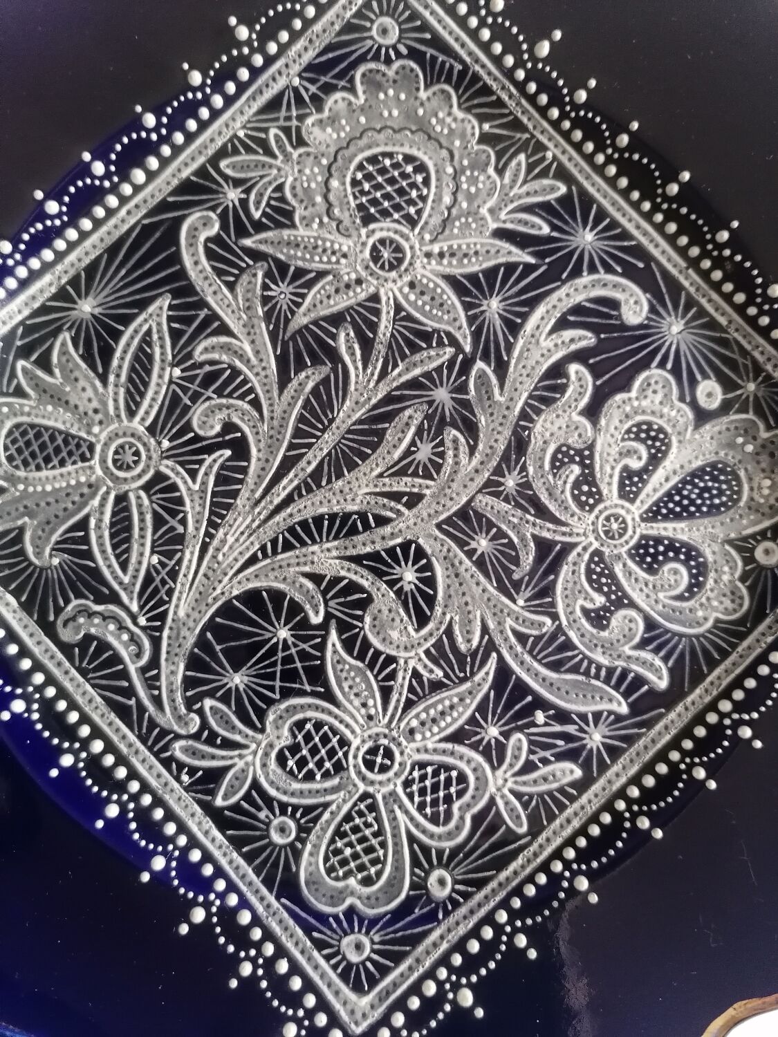 Assiette ancienne émaillée décor en dentelle
