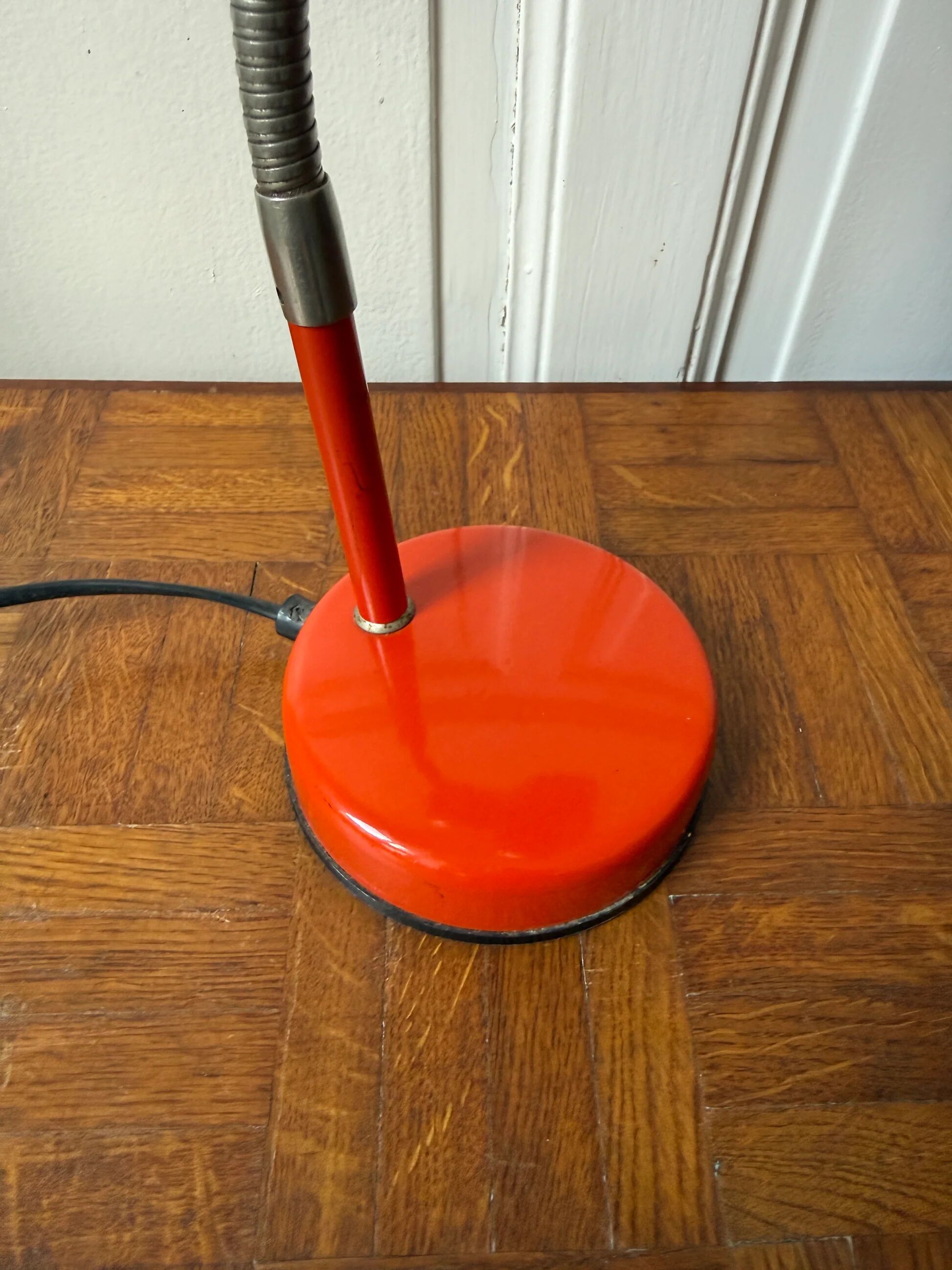 Red desk lamp – vintage spirit
