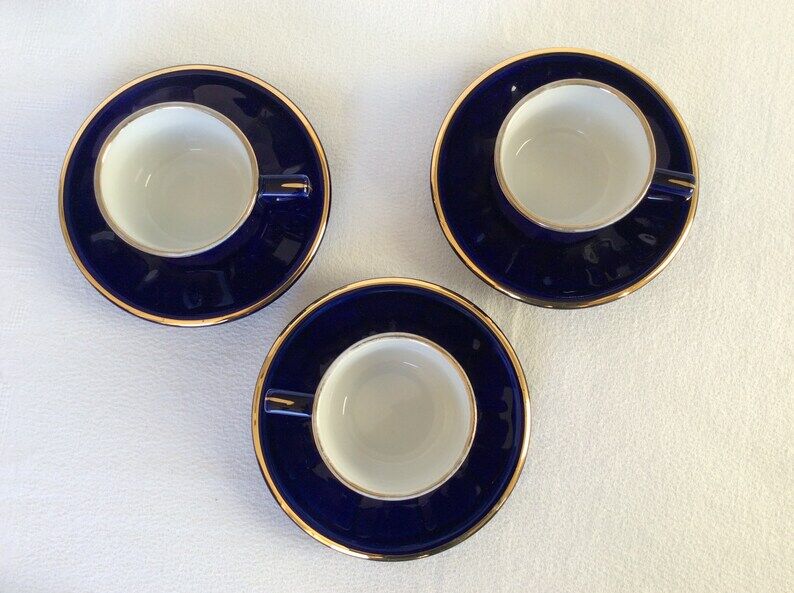 Lot de 3 tasses, soucoupes et d'un pot à lait bleues marine en porcelaine Delaunay
