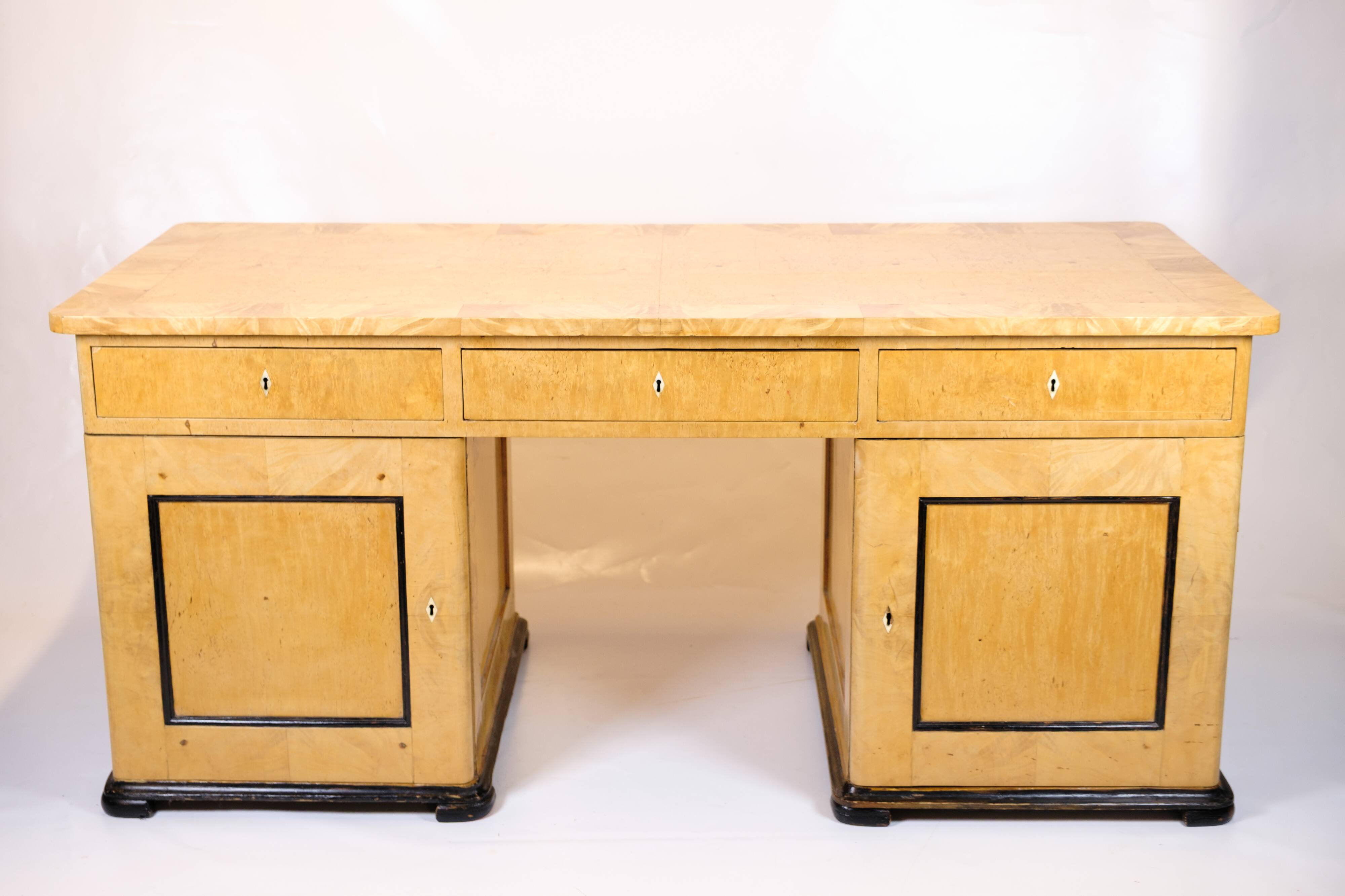 Bureau ancien – bois de bouleau et marqueterie – années 1840