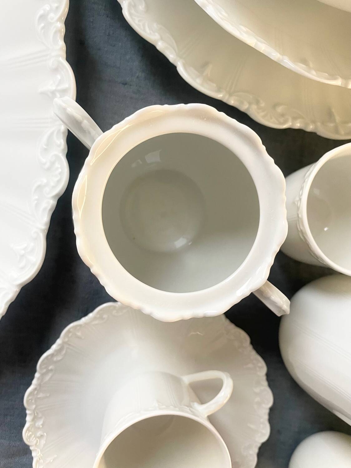 Prestigious 62-piece dinnerware set in vintage 70's Limoges white porcelain by Raynaud
