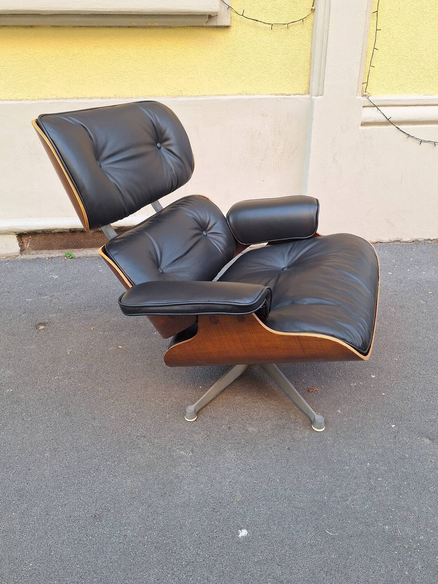 Vintage Lounge Chair in Black Leather by Charles Eames and Ray Eames for Herman Miller, 1960s