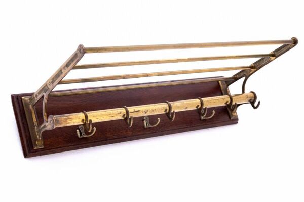 Petite armoire ancienne, Europe occidentale, vers 1900.