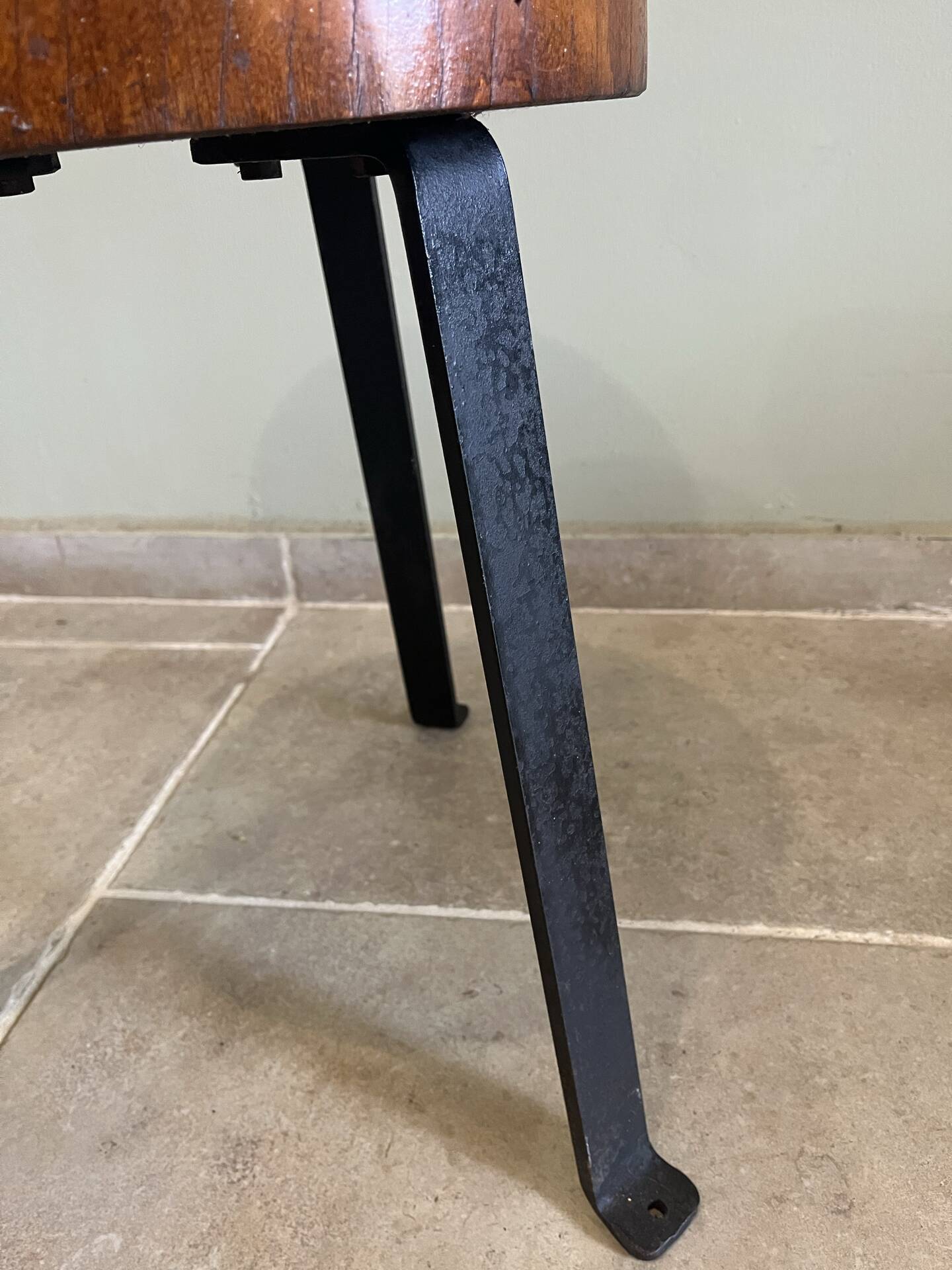 Tabouret tripode brutaliste
