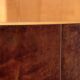 Meuble bar emblématique Aldo Tura en cuir de chèvre marron avec ascenseur électrique et intérieur miroir.
