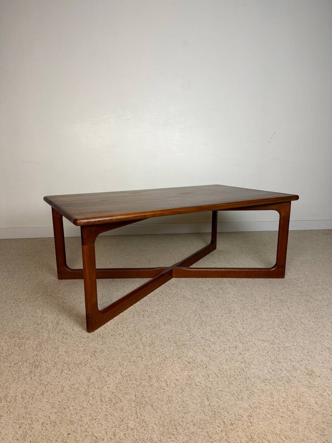 Scandinavian coffee table Dyrlund – Denmark – crossed legs