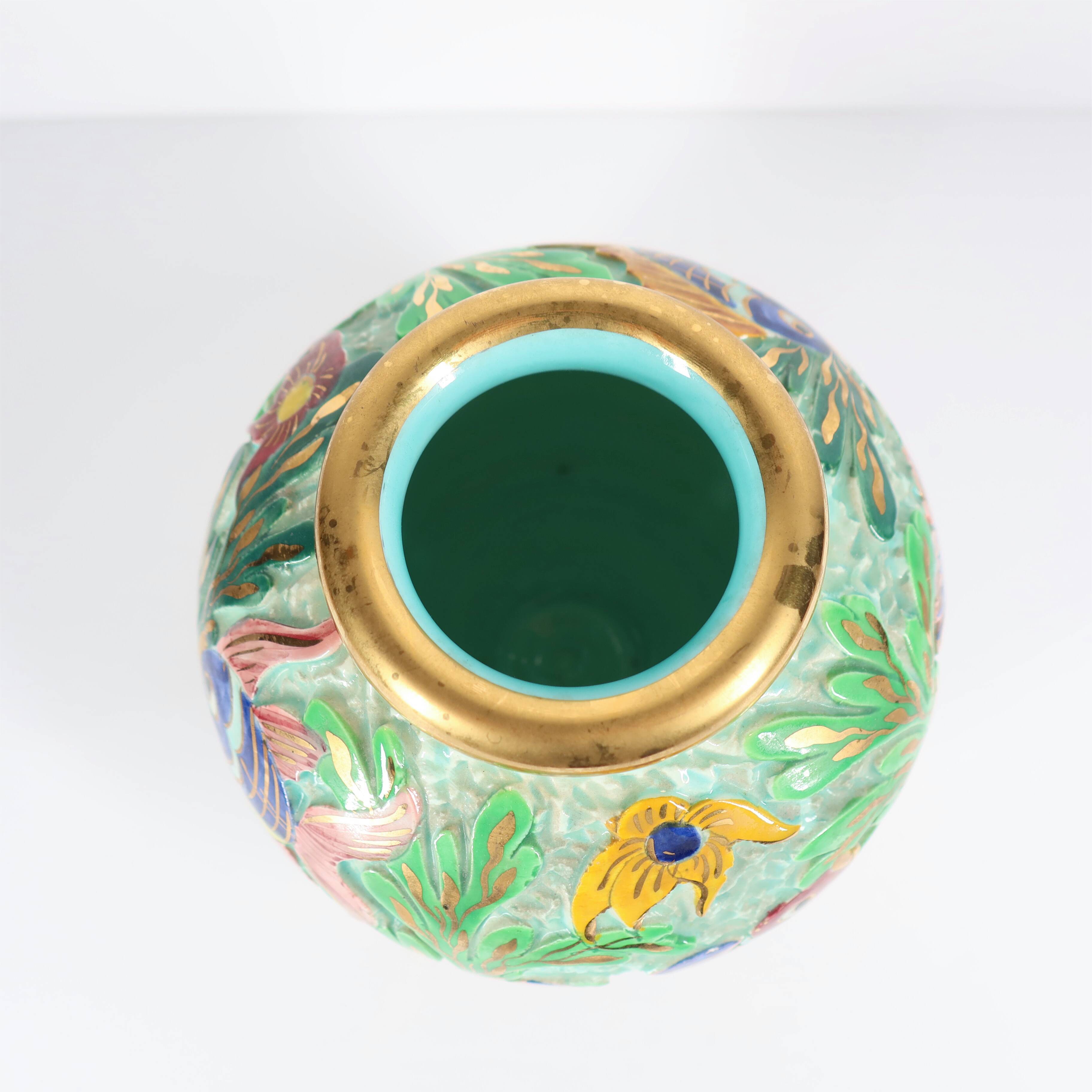 Vase boule en céramique Cerdazur Monaco décor marin en relief, touches doré