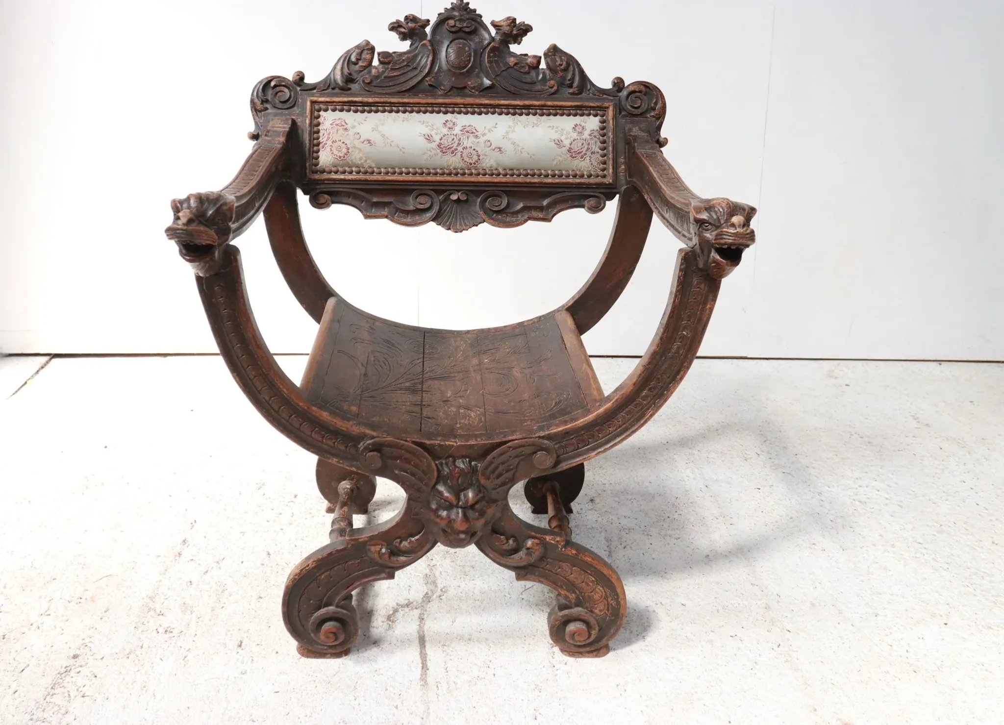 Dantesca armchair with lion heads and mascaron – neo-Renaissance, 19th c.