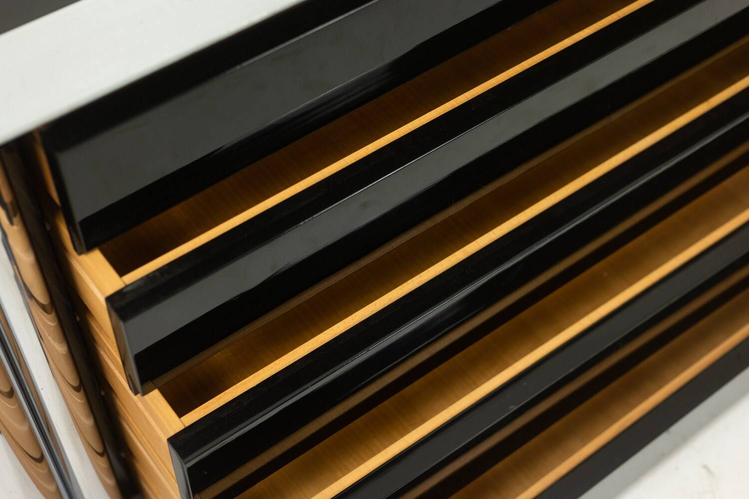 Sergio Mazza, pour Cinova. Commode en bois laqué noir. Vers 1970.
