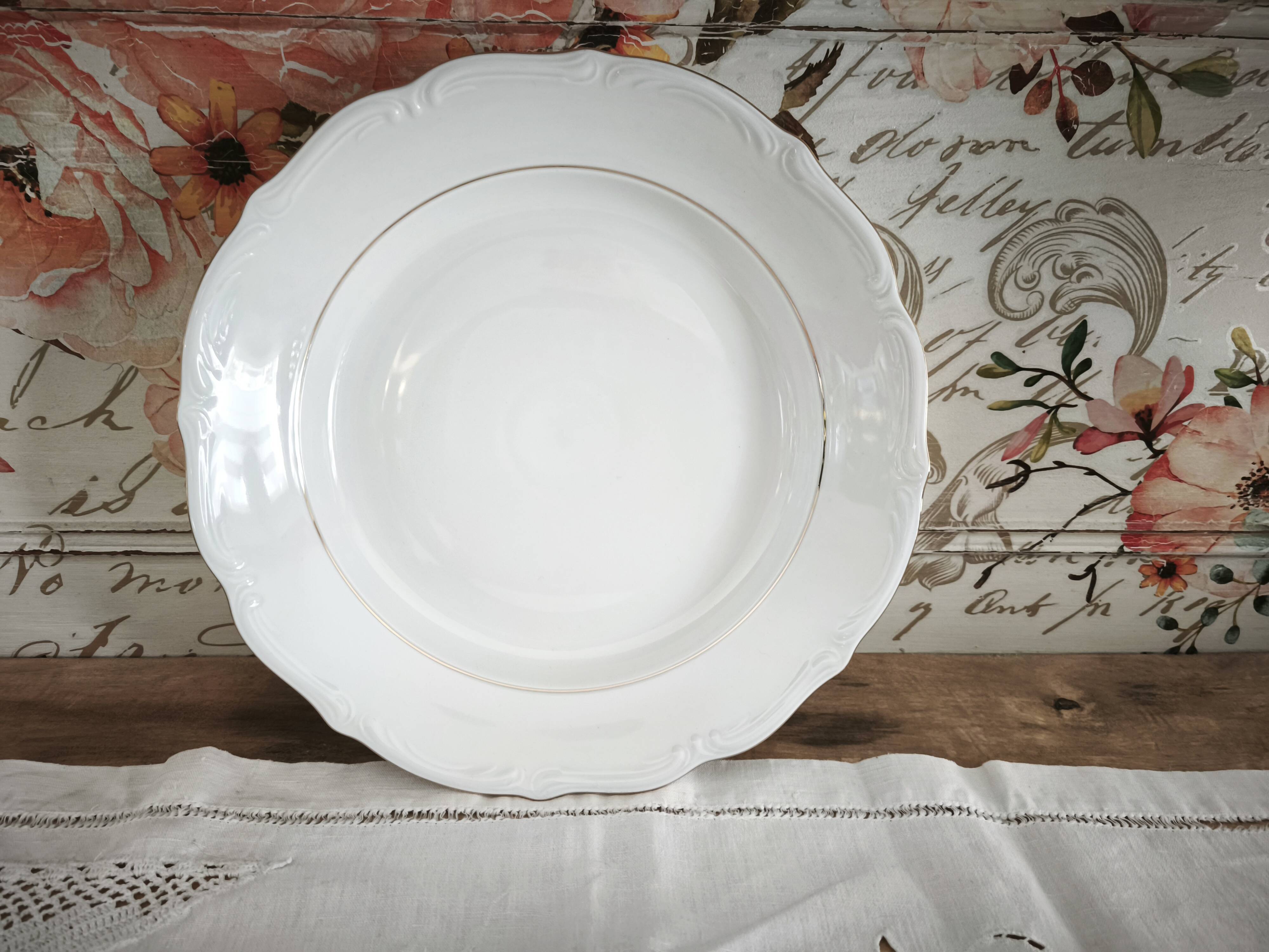 Hollow round plate in porcelain, double gold rim manufacture.