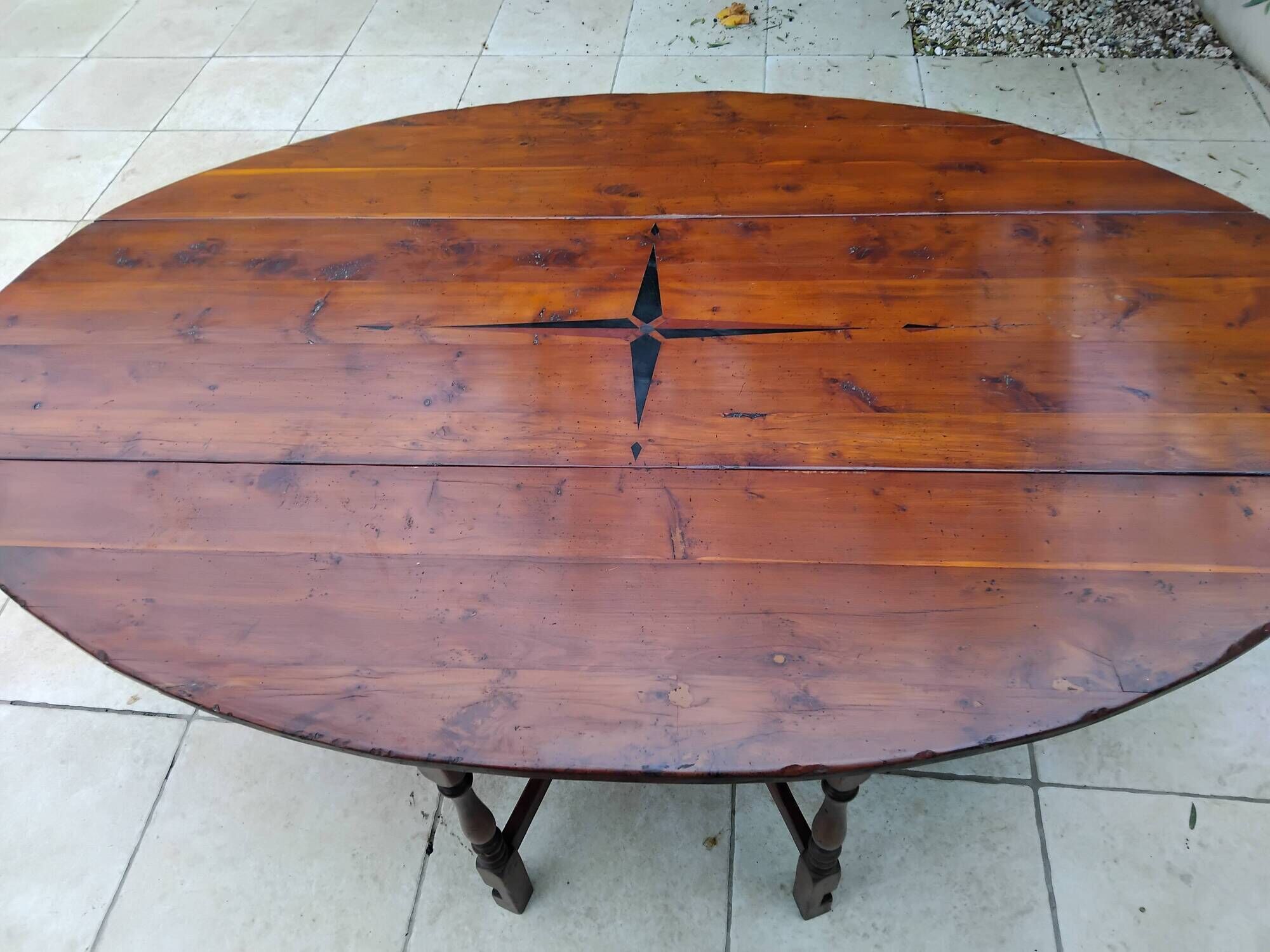 Antique large Gateleg table from the 16th century, oak with marquetry of a rose of the winds.