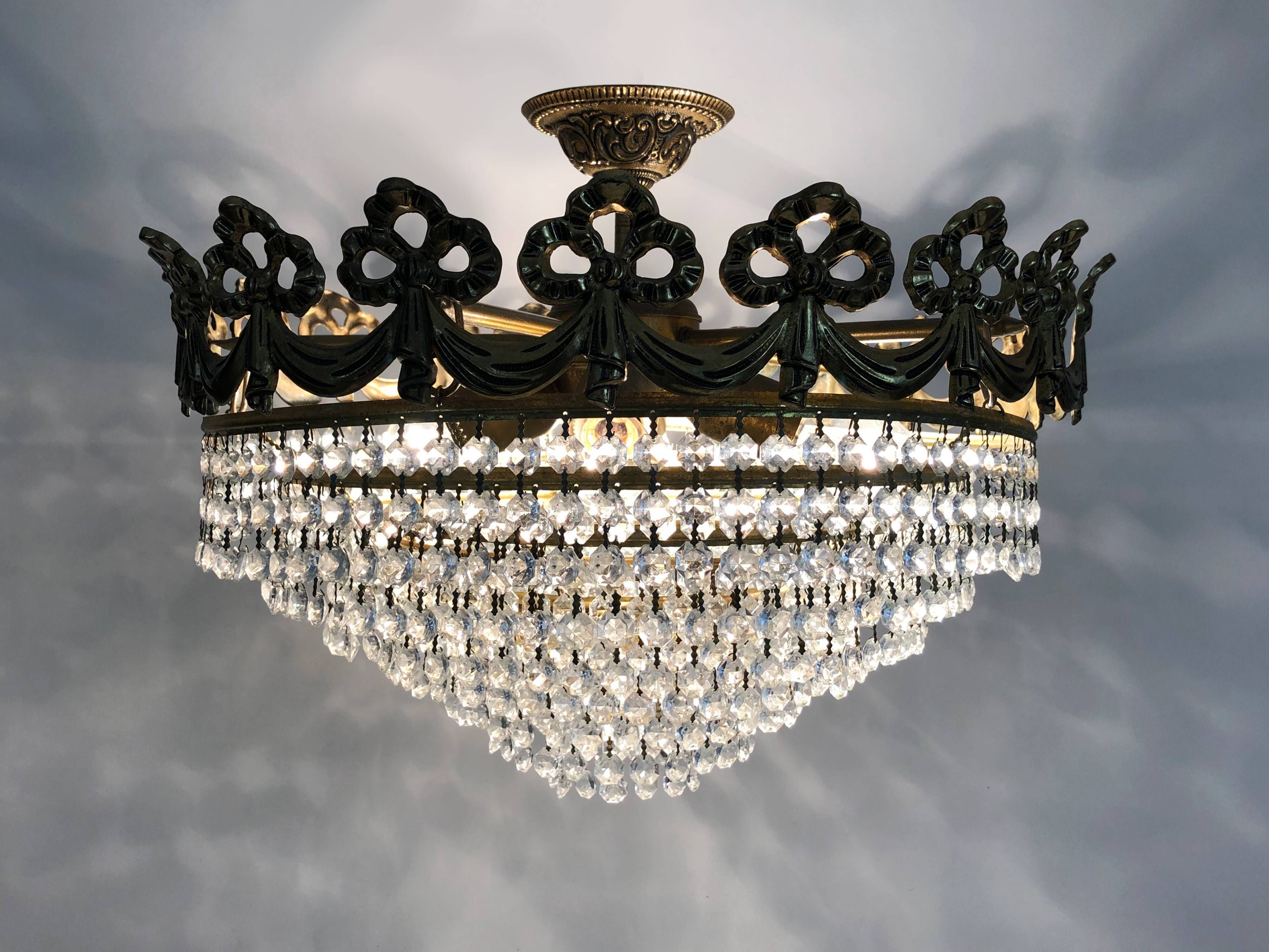 Old chandelier, bronze crown ceiling lamp, 8 floors, 4 lights, glass grapevines, year 70/80