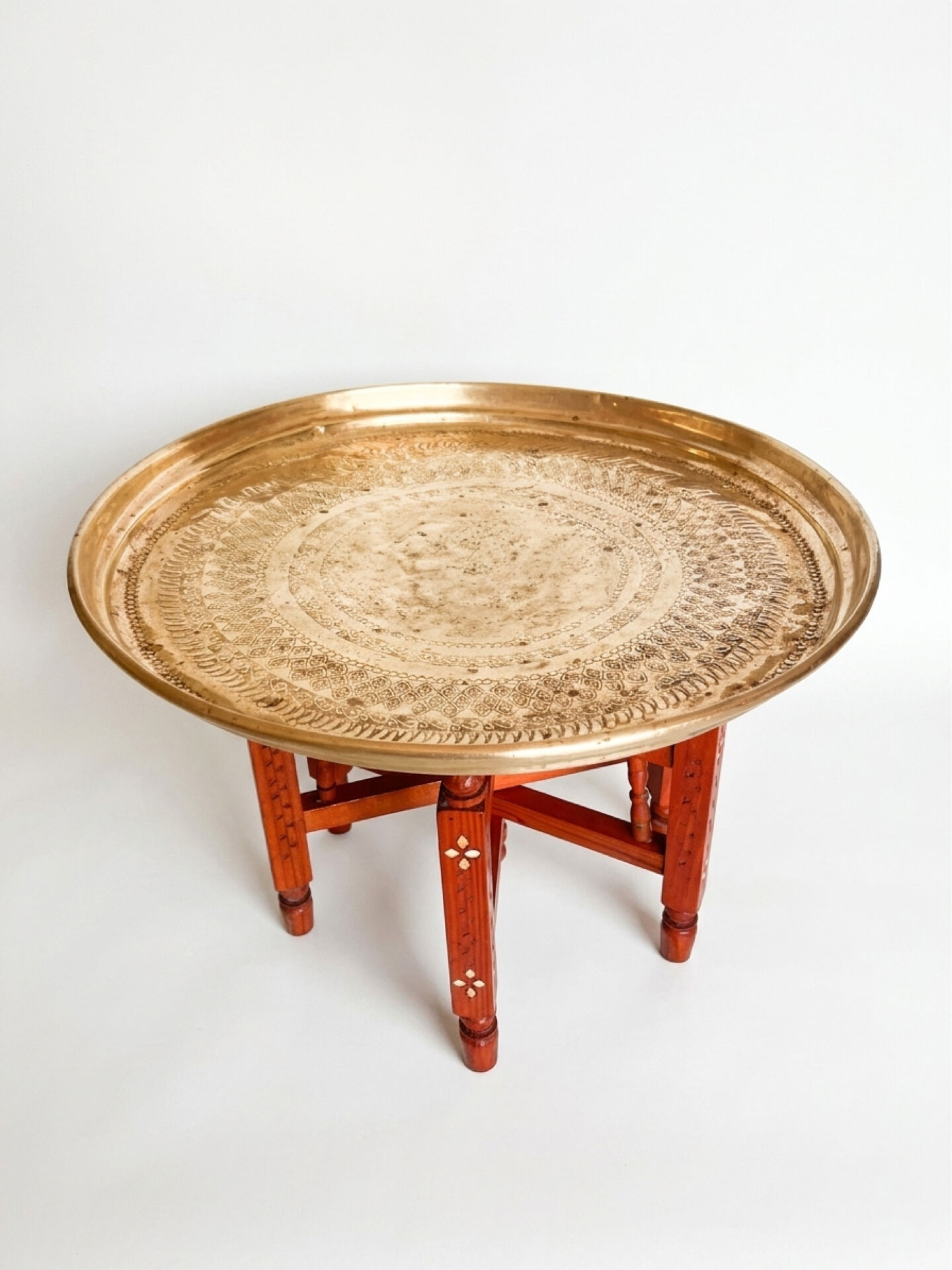 Moroccan tea table in brass and wood from 1960-1970.