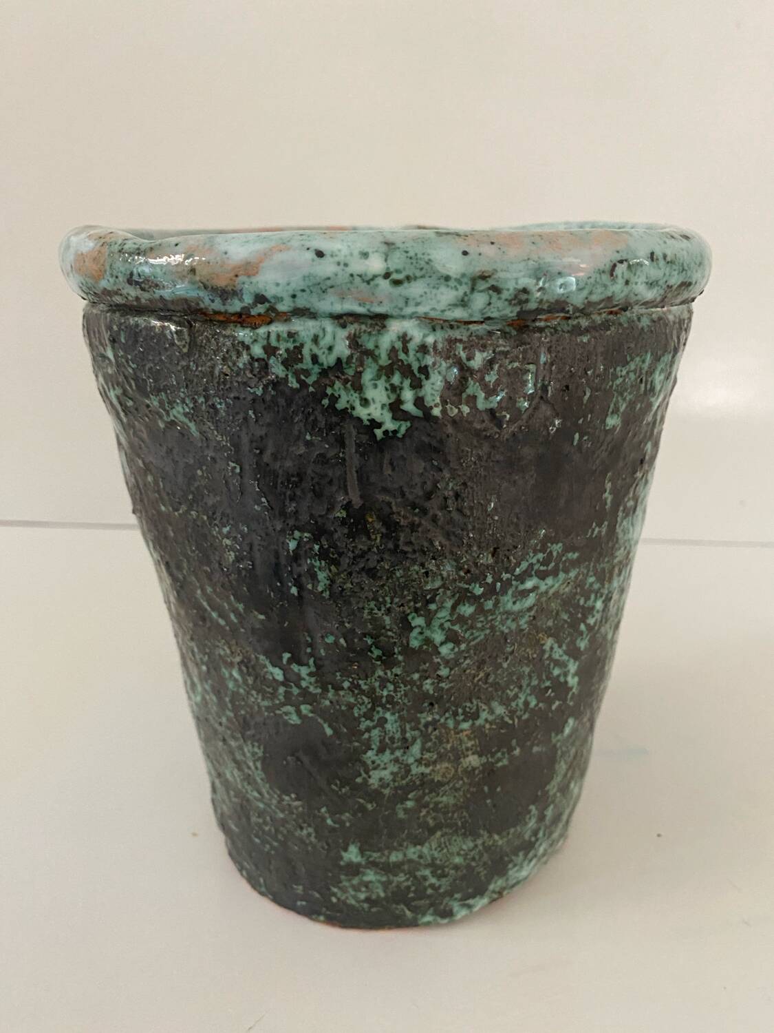 Large vintage turquoise ceramic pot from the 60s. Perfect condition. Dimensions: 20 cm high x 17 l.