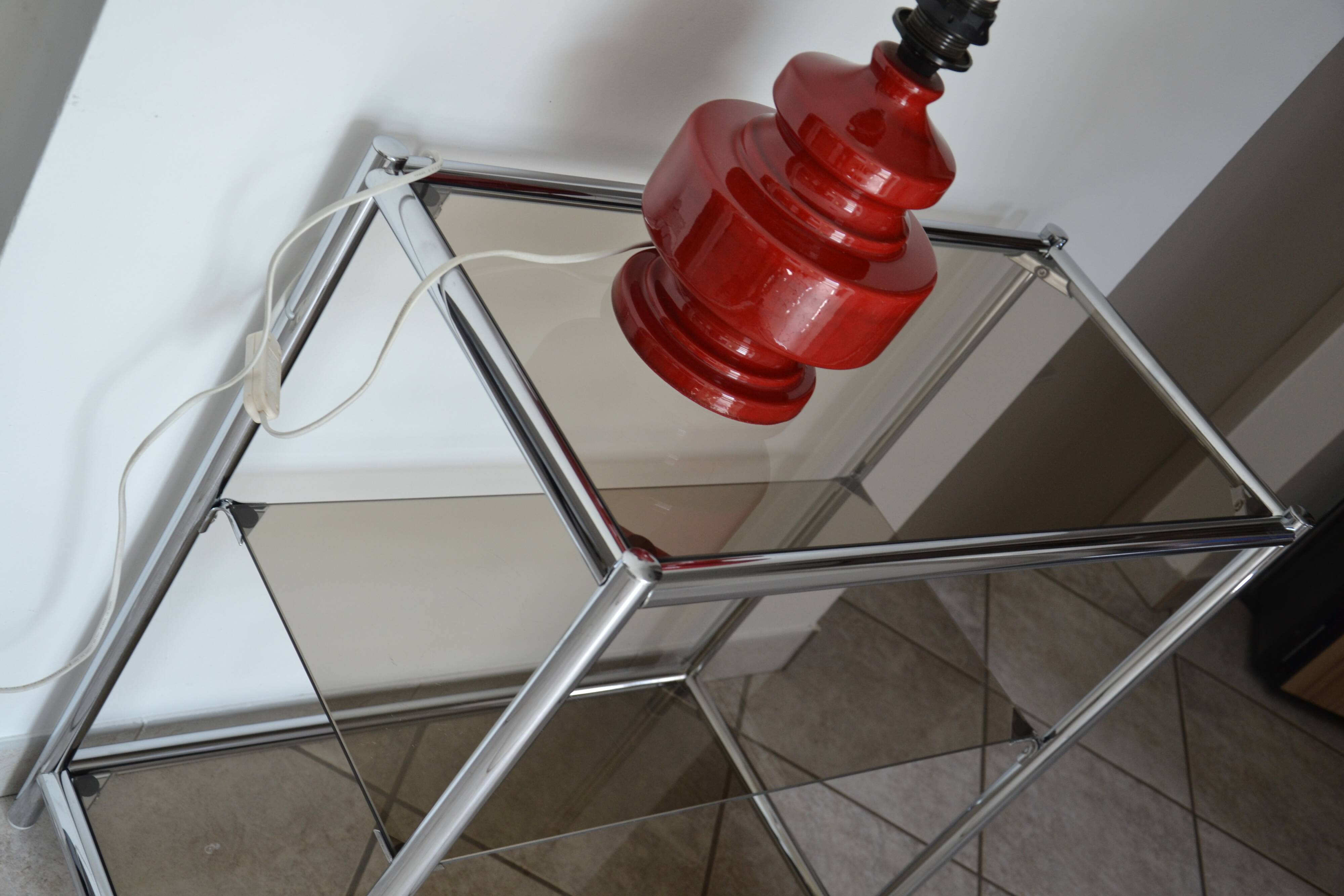 Console/étagère sur pied en acier chromé et verre fumé