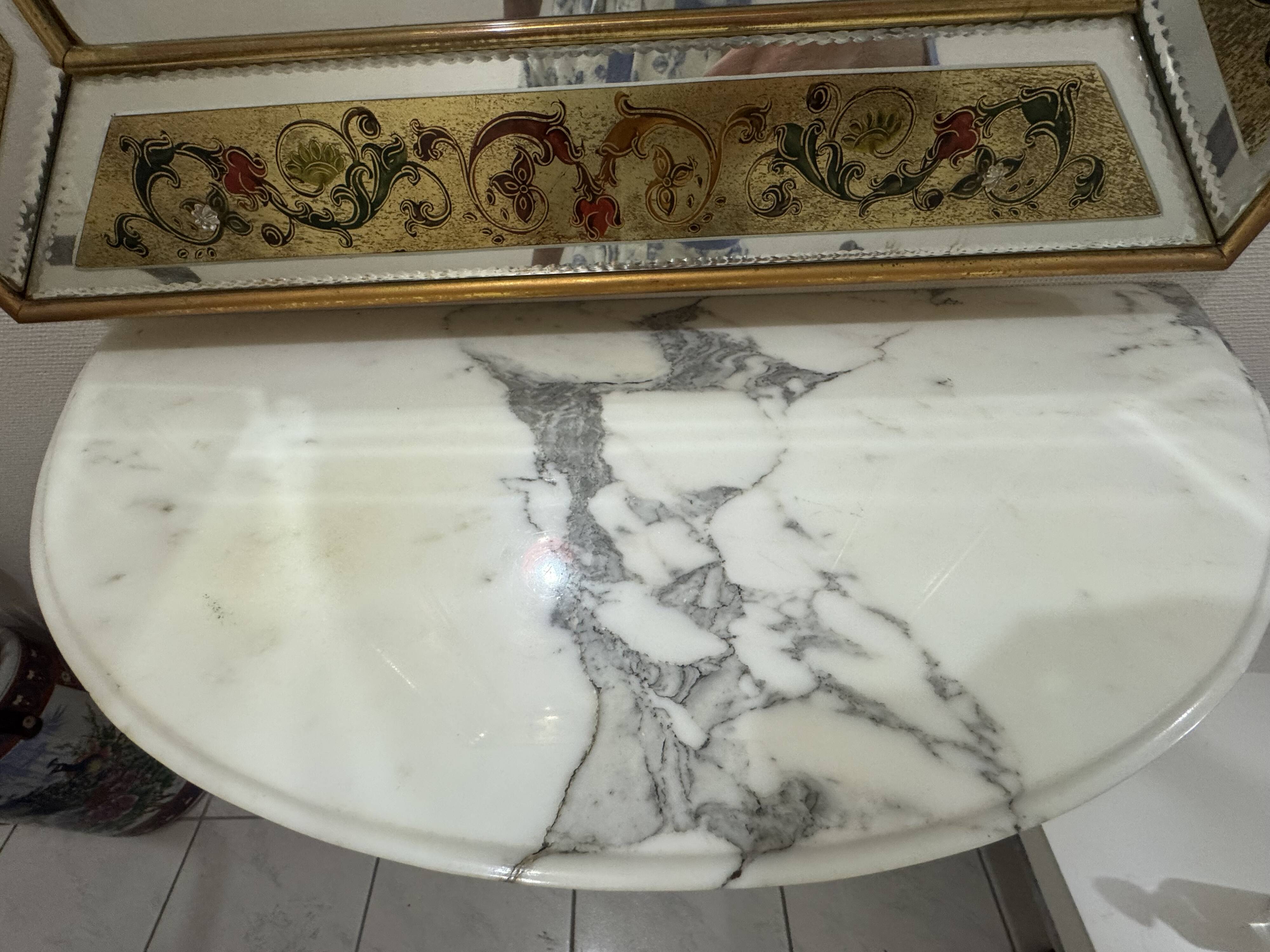 Console en bronze dorée avec plateau en marbre blanc veinée gris