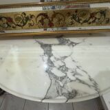 Console en bronze dorée avec plateau en marbre blanc veinée gris