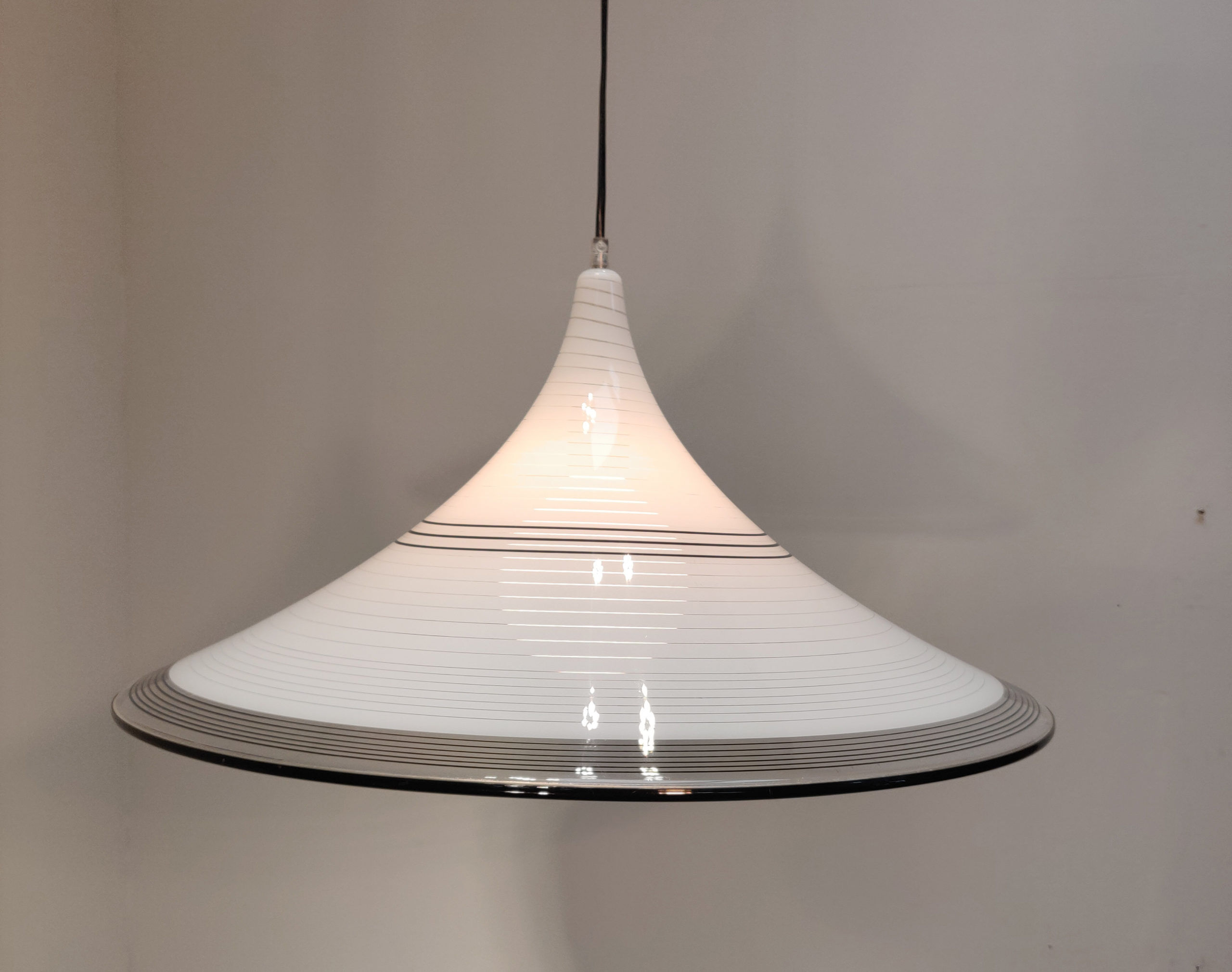 Chapeau de sorcière noir et blanc années 70