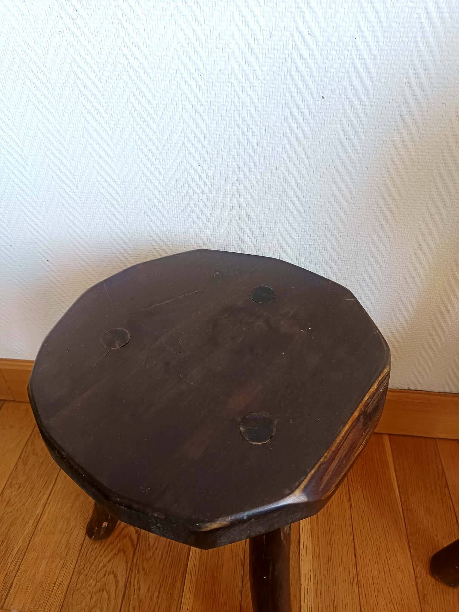 Tabouret tripode brutaliste en bois